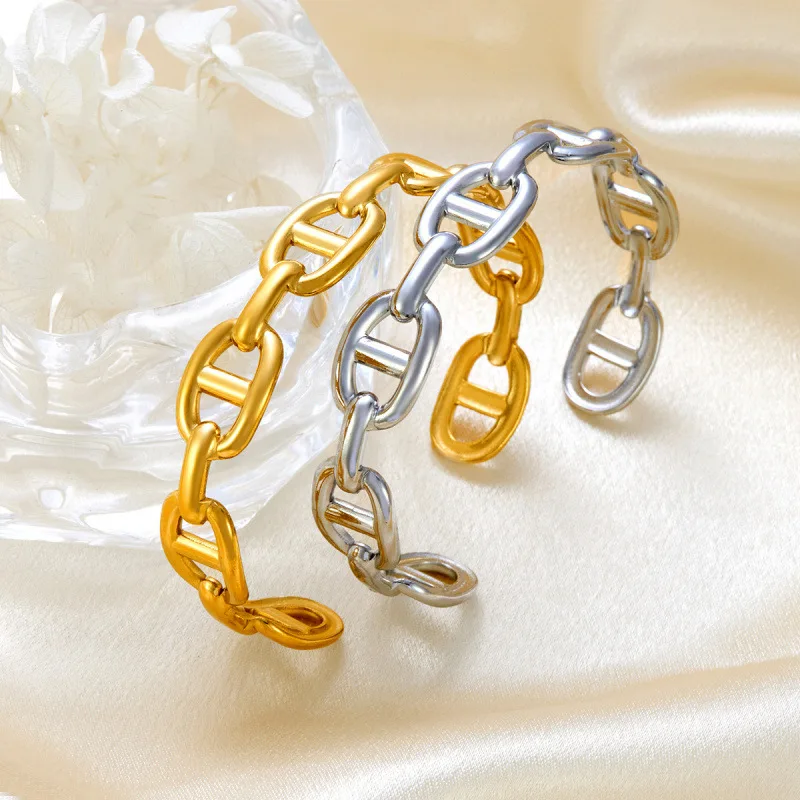 

2026 Hot-selling Wind Stainless Steel Bracelet C-shaped Bracelet Retro Gold Wide Version Pig Nose Opening Bracelet