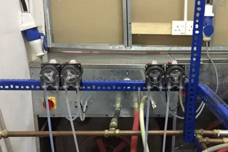 مضخة الجرعات التمعجية الصغيرة UCP302 معدات إضافية صغيرة مع محرك متدرج لتوصيل السائل الدقيق