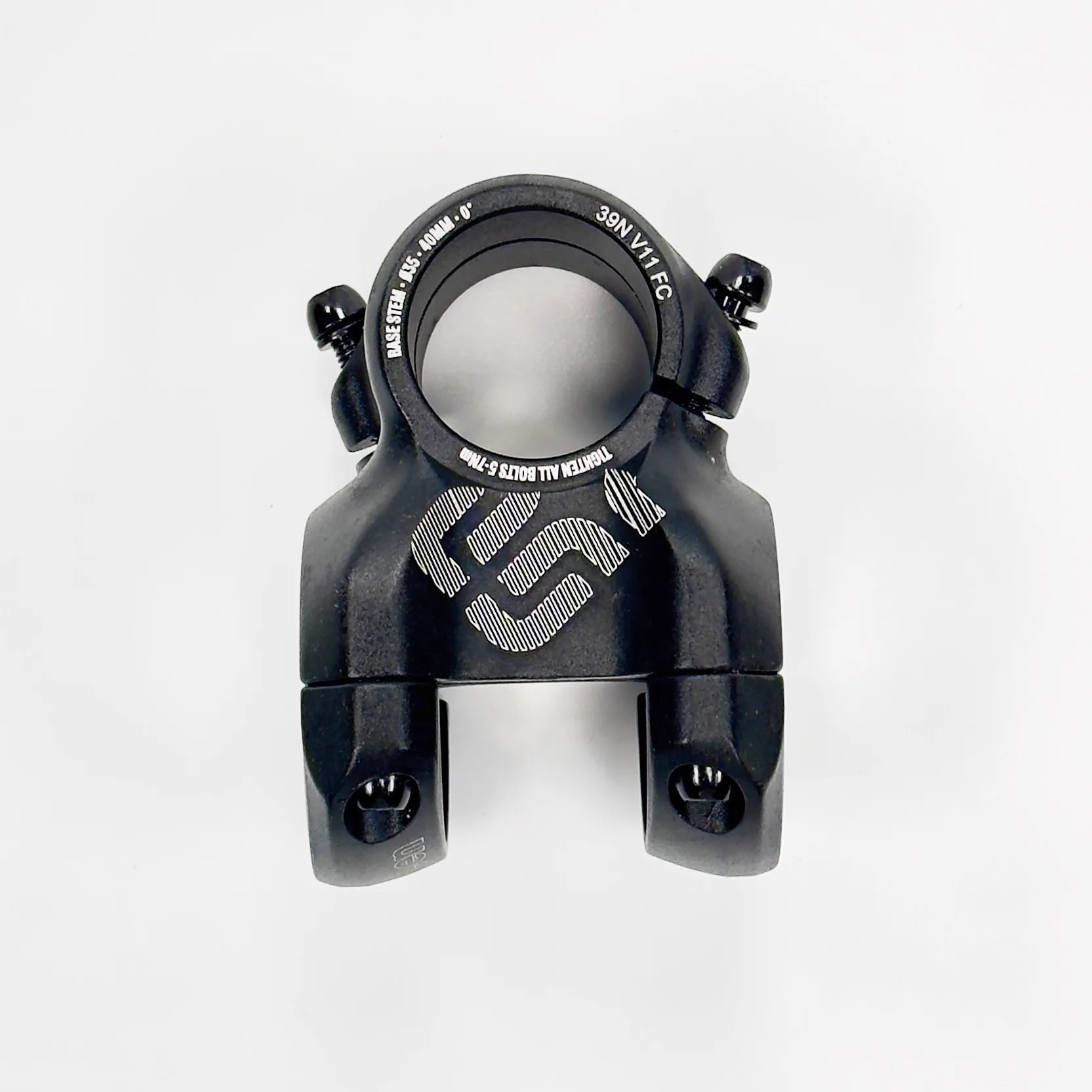 

Новый вынос руля E13 e*thirteen для горного велосипеда, длина 40 мм, угол 0 градусов, для руля 28,6 мм и 35 мм, вес 160 г