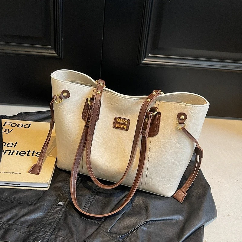 

New cross-border PU large-capacity underarm tote bag for women, stylish casual shoulder sling bag with a fashionable feel.