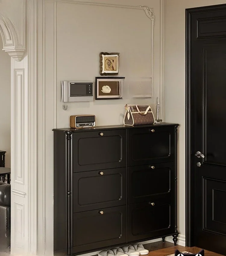 خزانة أحذية رفيعة للغاية من الخشب الصلب على الطراز الأمريكي القديم عند باب المنزل، وخزانة تخزين خزانة الأحذية الجديدة هي متكاملة