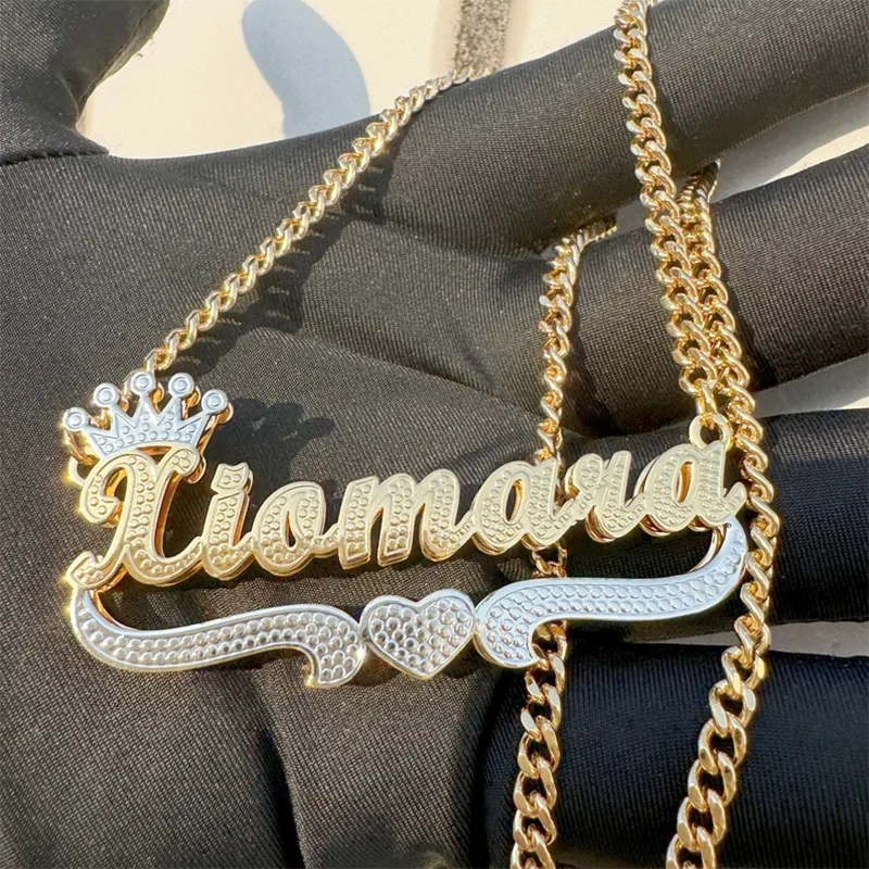 DHQH カスタマイズされた名前 3D ステンレス鋼のネックレスパーソナライズされた文字ネームプレートネックレスパーソナライズされた彼女への記念ギフト