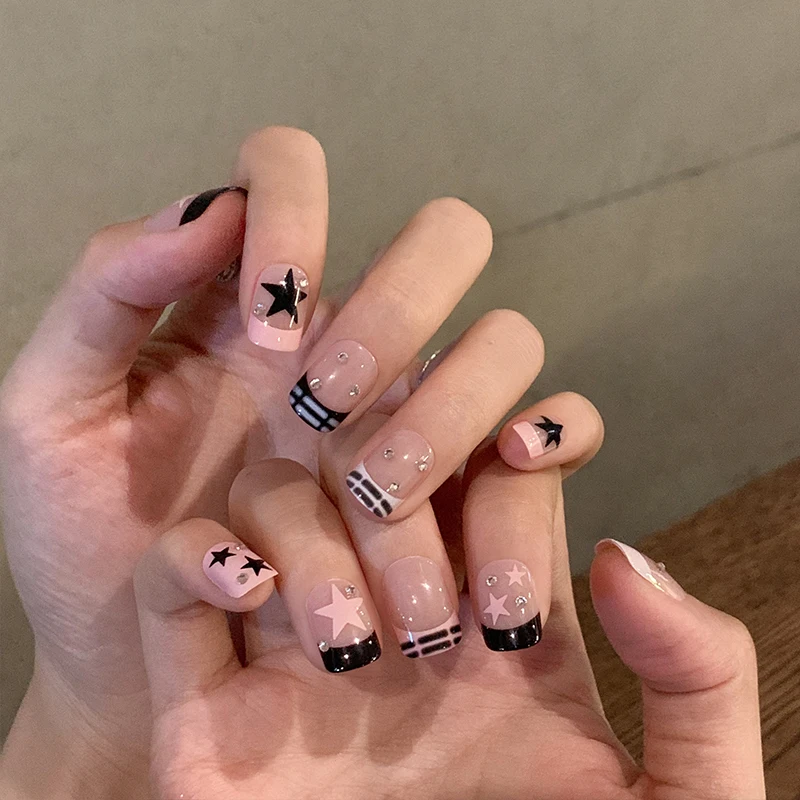 

30pcs Y2K Star Press on Nails Gradient Black Pink Fake Nails Medium Length Square False Nails French Design for Girls Daily Use