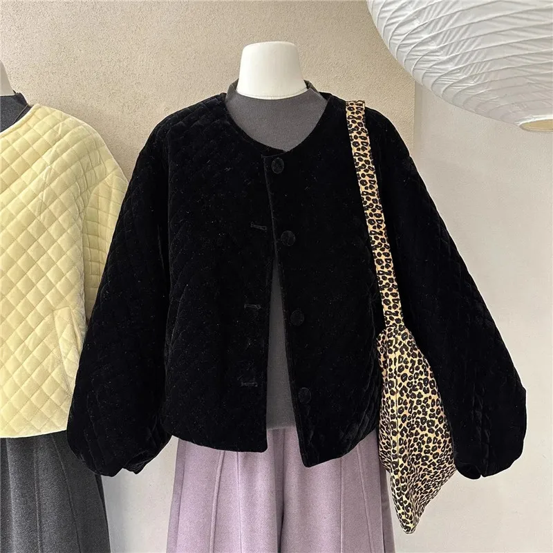 معطف قصير نسائي أصفر الجبن 2026 خريف شتاء جديد سترة نسائية فضفاضة لتقليل العمر ملابس كورية بسيطة مبطنة بالقطن