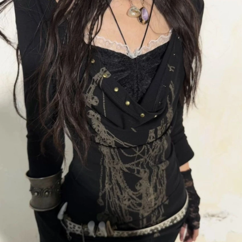 Damska koszulka z długim rękawem w stylu amerykańskim, z koronkowymi wstawkami, dopasowany krój, warstwa bazowa, styl Y2K vintage, ciemny styl, imitacja dwuczęściowej, modny top.