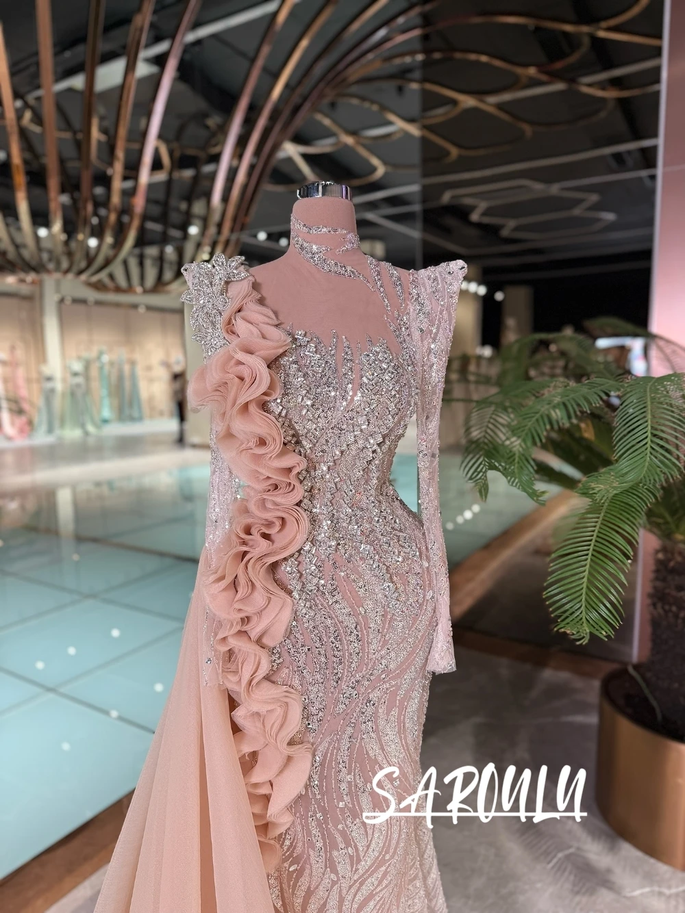 光沢のあるラインストーンビーズフリルイブニングドレスシックで絶妙なハイネックマーメイドパーティーバンケットガウン、流れるようなトレーン付きカスタマイズ可能