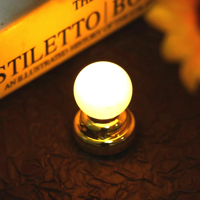 1:12 Lampada da soffitto in miniatura per casa delle bambole Lampada da parete Lampada a LED Decorazione per esterni Giocattolo