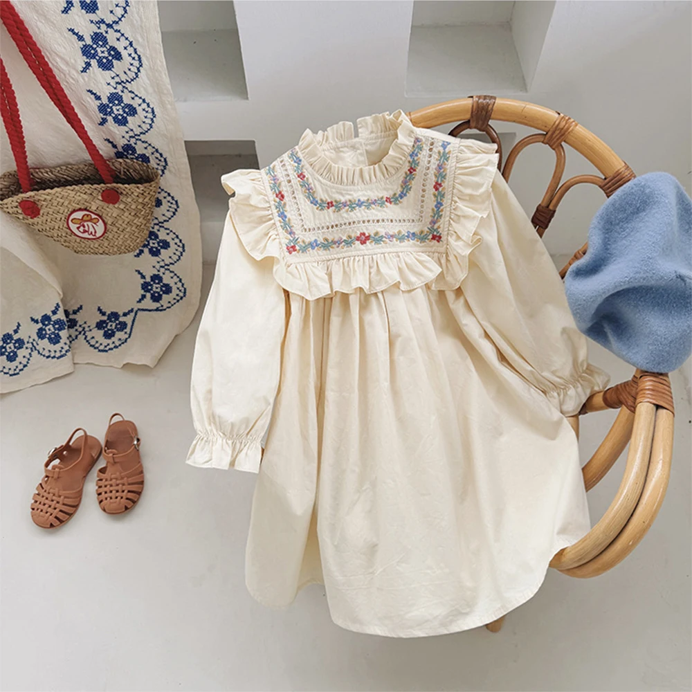 فستان بناتي على الطراز الفرنسي باللون البيج مطرز بالزهور وأكمام طويلة فساتين قطنية للأطفال من عمر 2 إلى 8 سنوات فساتين ربيع الخريف