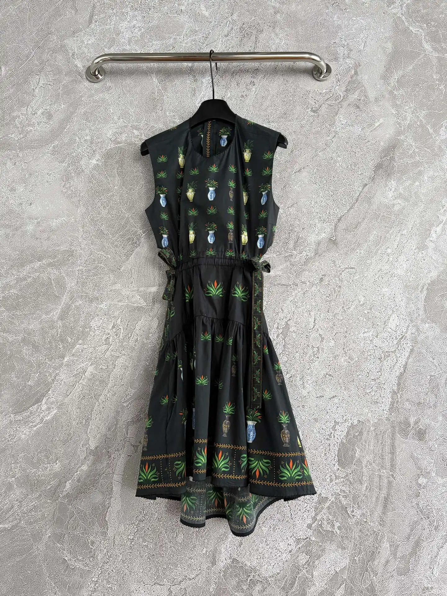 فستان قصير بخصر مقطوع على نباتات خضراء عالية الجودة بدون أكمام