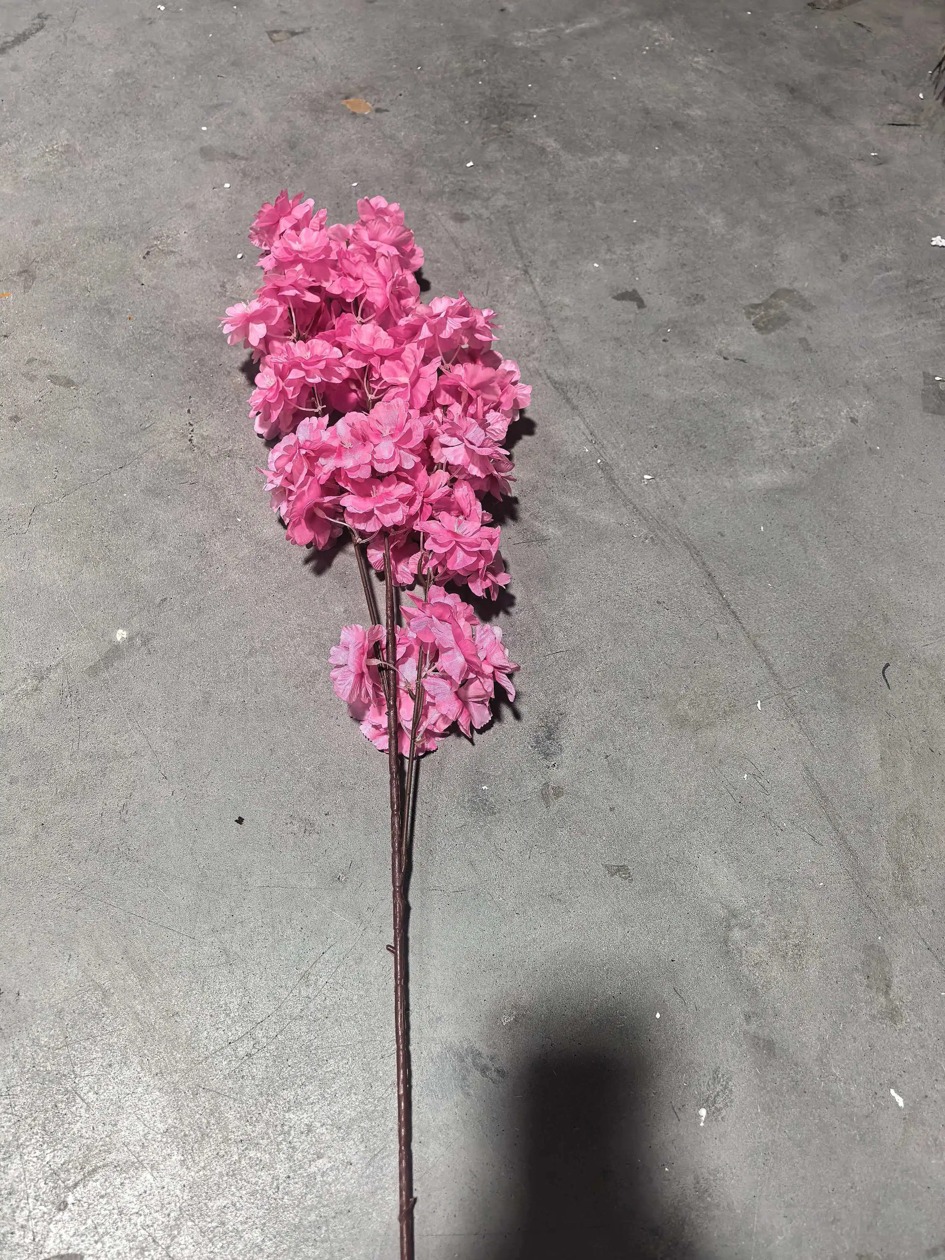 500 Stück realistische künstliche Kirschblütenzweige, handgefertigte Plastikblumen, Hochzeits-, Valentinstags- und Partydekoration. – Detail 9