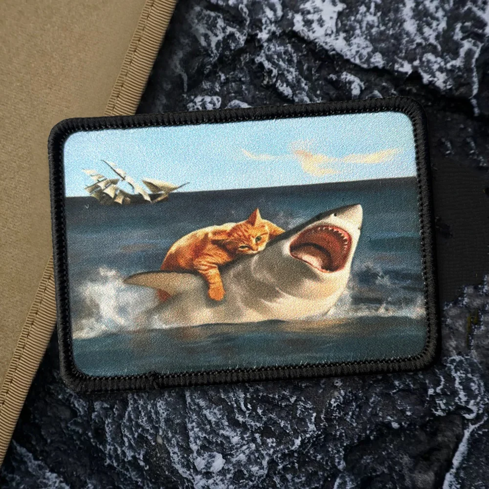 Emblema Tático Humorístico de Gato Engraçado Montando Tubarão, Meme Surreal, com Velcro para Mochila e Jaqueta