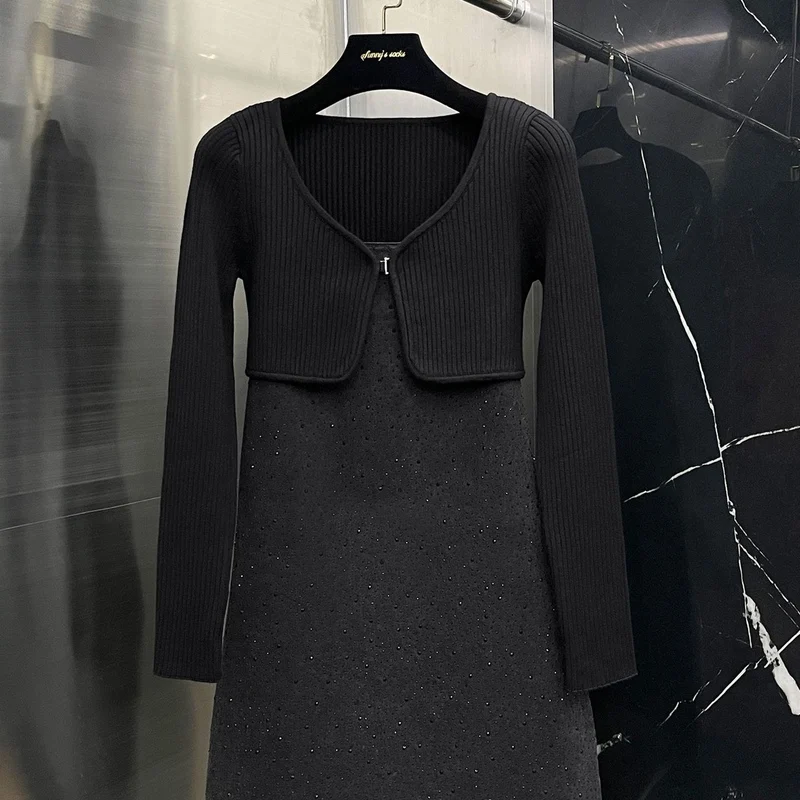 

Женский модный комплект из двух предметов: джинсовое платье MC с тяжелой вышивкой и вязаными бретелями, коллекция Осень 2024