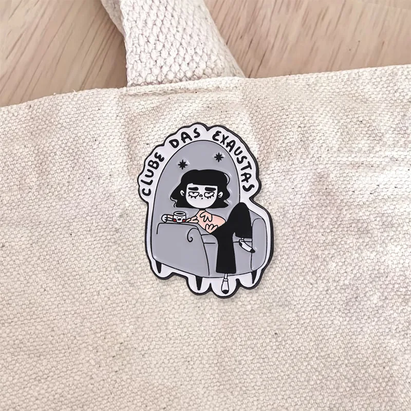 Clube Das Exaustas Enamel Badge Lazy Girl Sofa Pattern Pin Metal Accessory Brooch For Coat Backpack Decoration Gift