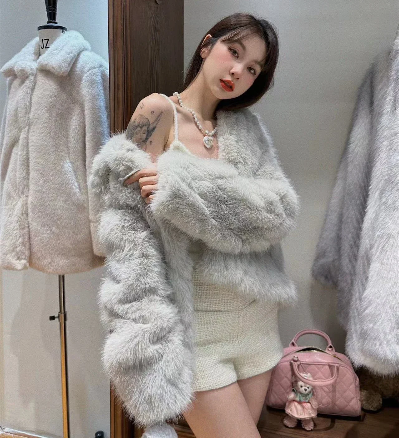 Fashion Irregular Vertical Pattern Furry Fur Coat Women Winter High-End Silver Gray Imitation Fox Fur Warm Coats Elegant Jacket