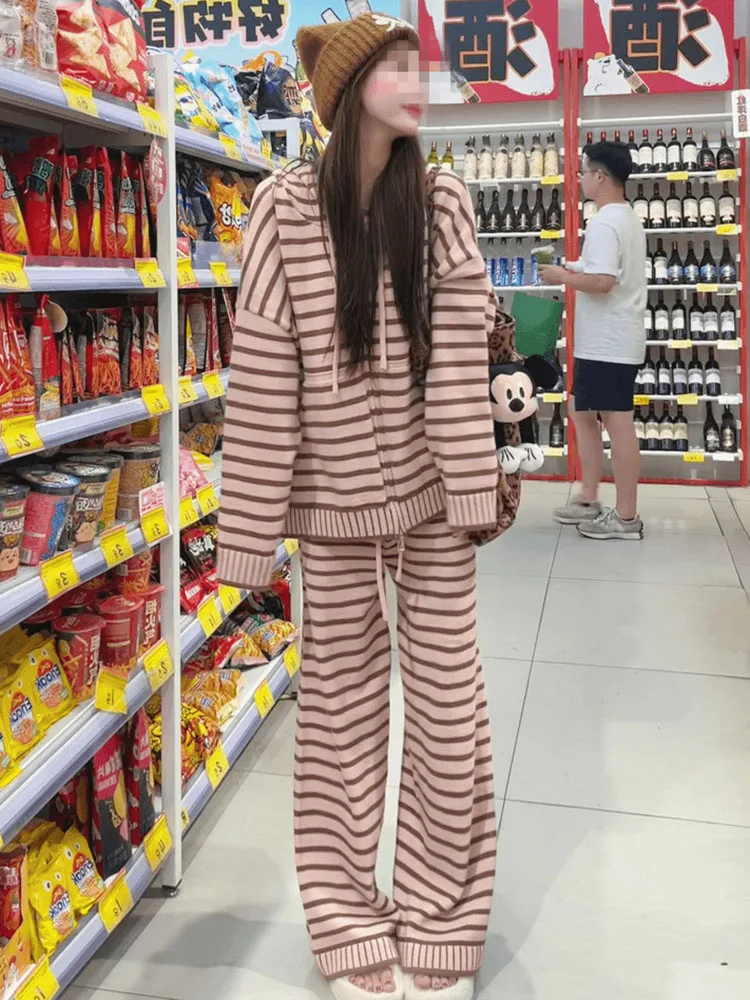 Set di due pezzi casual alla moda a righe O-Collo con cappuccio lavorato a maglia Baggy Sports Conjuntos Pantaloni dritti a gamba larga da donna