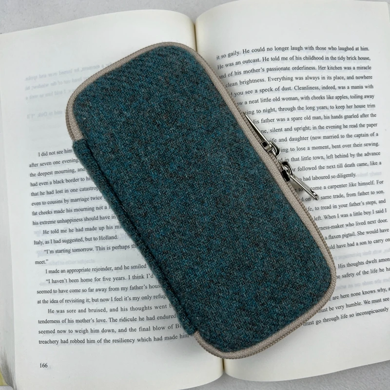 

Handmade Mixed Color Pure Wool Pen Bag, Fabric Pen Storage Bag, Pen Bag, Portable Woolen Zipper Bag BLUE