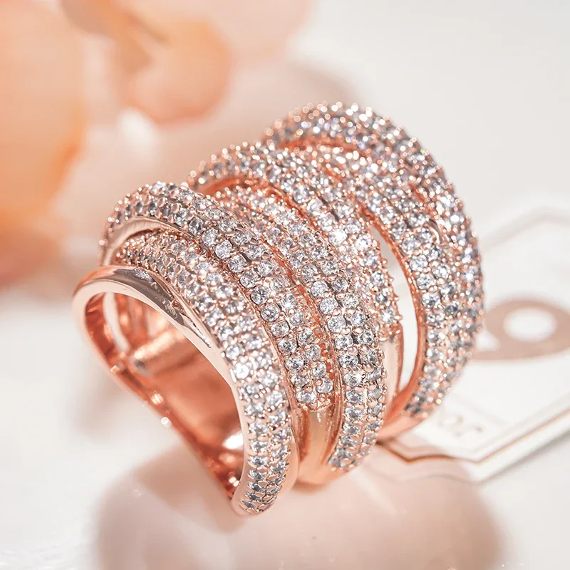 Huitan Mehrschichtiger Damenring in Roségoldfarbe mit glänzendem Zirkonia, Party-Statement-Accessoires für Hochzeit, schicker Schmuck – Detail 4