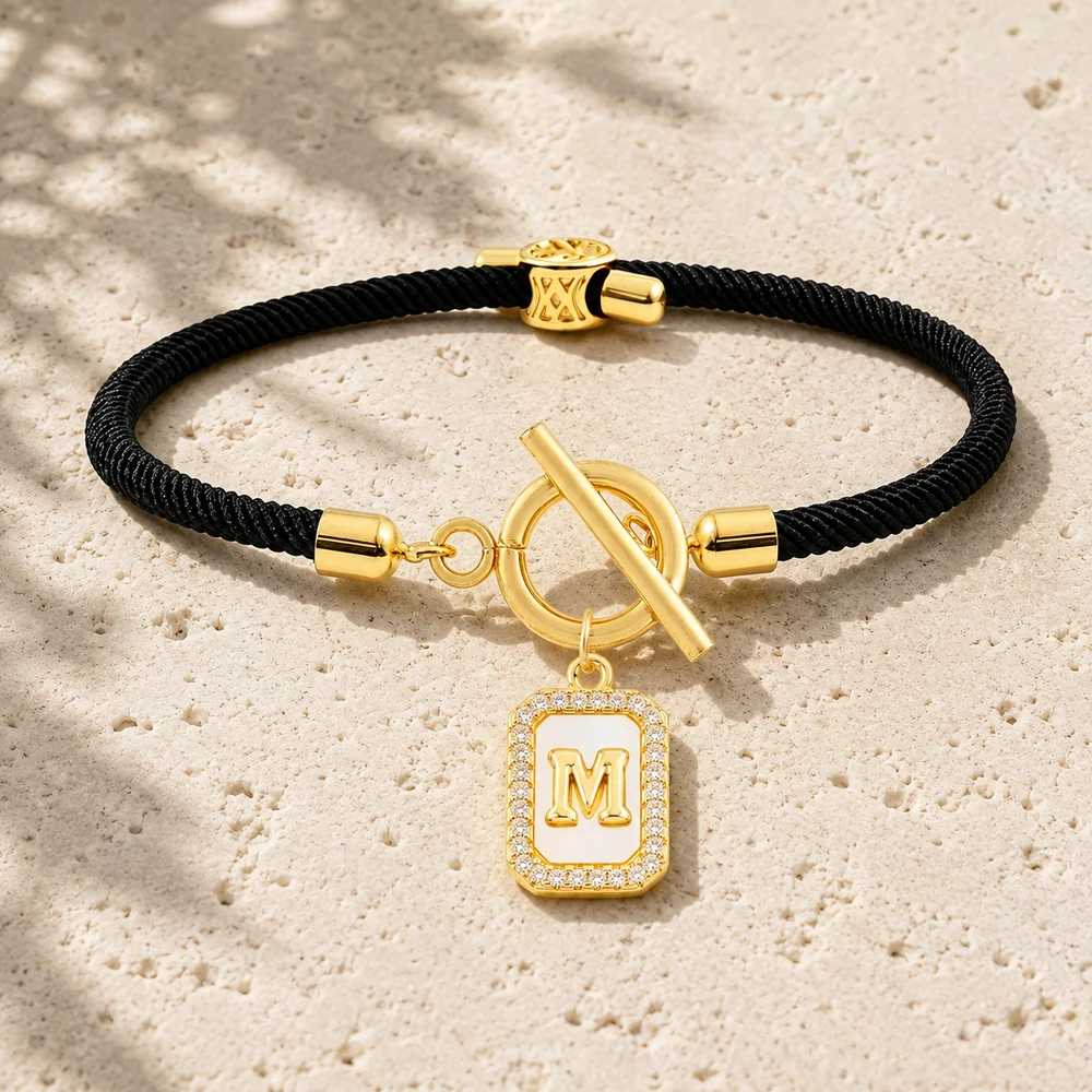 Initial Charm Schwarzes Seilarmband mit vergoldeten Buchstaben und Zirkonia, verstellbares Armband für Damen und Herren – Detail 2