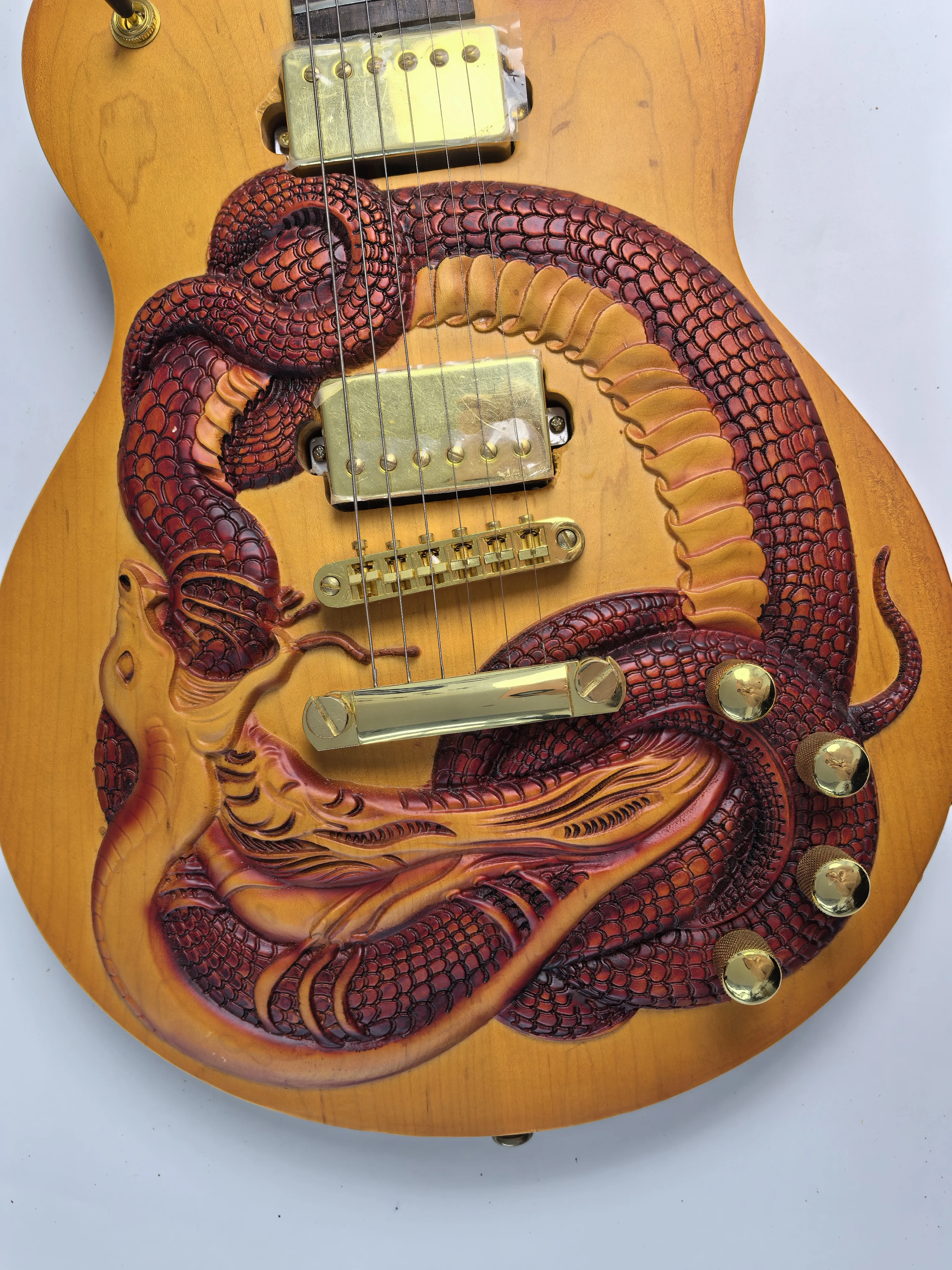 In stock, customizable, rosewood 6-string electric guitar ，Engraving technique, order and ship immediately.