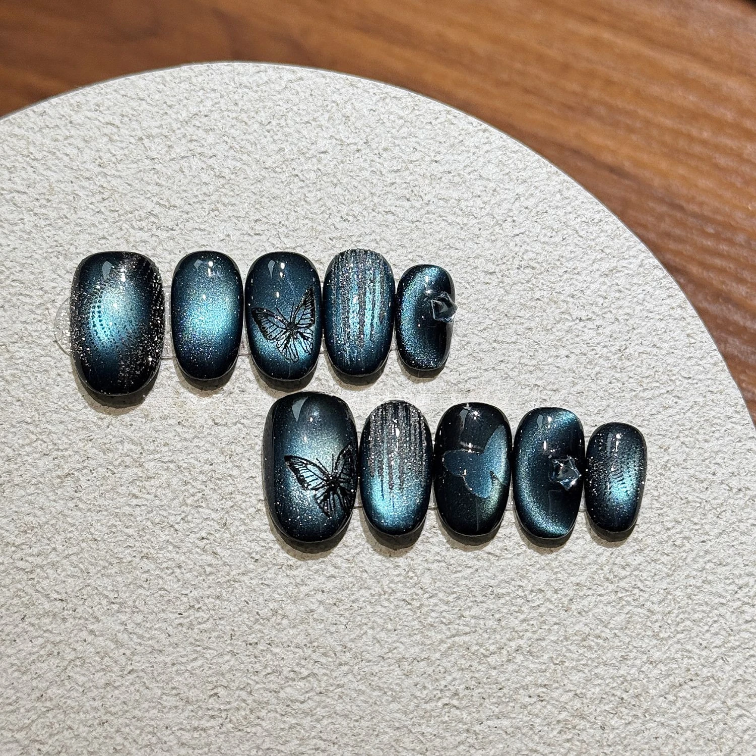 10 個ショートオーバル手作りネイルダークパープル花ラインストーン光沢のあるキャットアイデザイン夢のようなネイルリムーバブルフルカバープレスオン