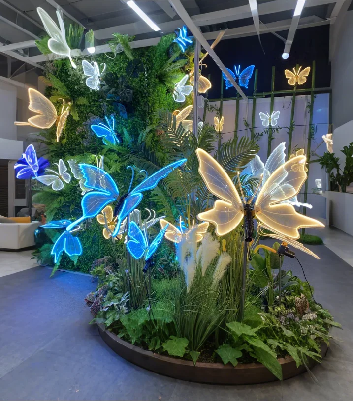 Dynamische Leuchtende Schmetterlingslichter — Weihnachtsdekoration, Wandakzente für Innen- und Außenbereiche, und Gartenschmuck – Detail 1