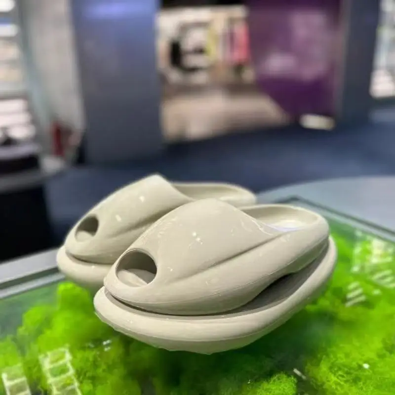 

The same carbon slippers, the new bread thick-soled non-slip one-word drag, and the beach shoes.