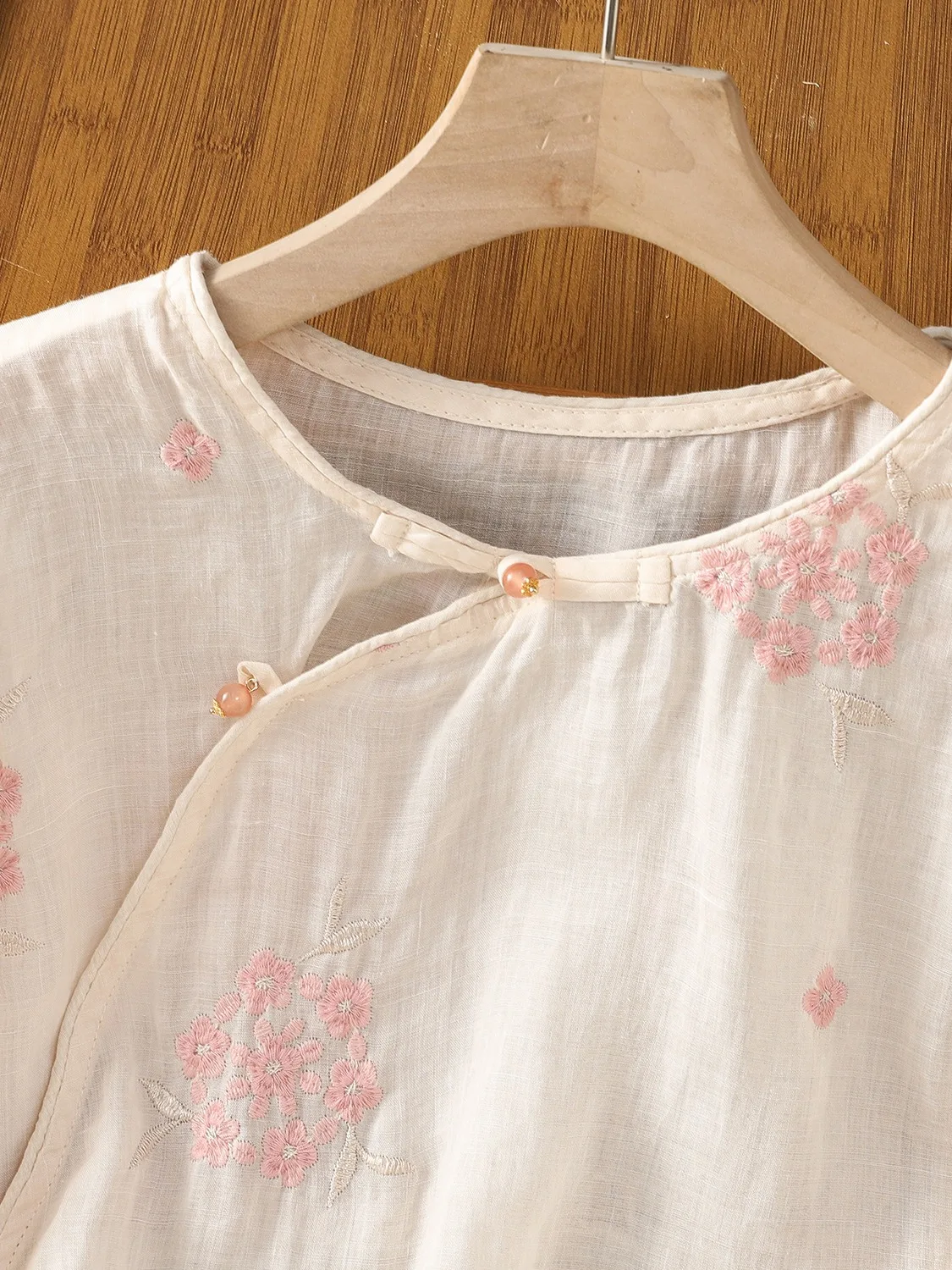 ピンクの刺繍入りコットンリネンイートップ、中国風スリーブ、ラウンドネック、伝統的なボタン、アシンメトリー、ニューミディアムサイズ
