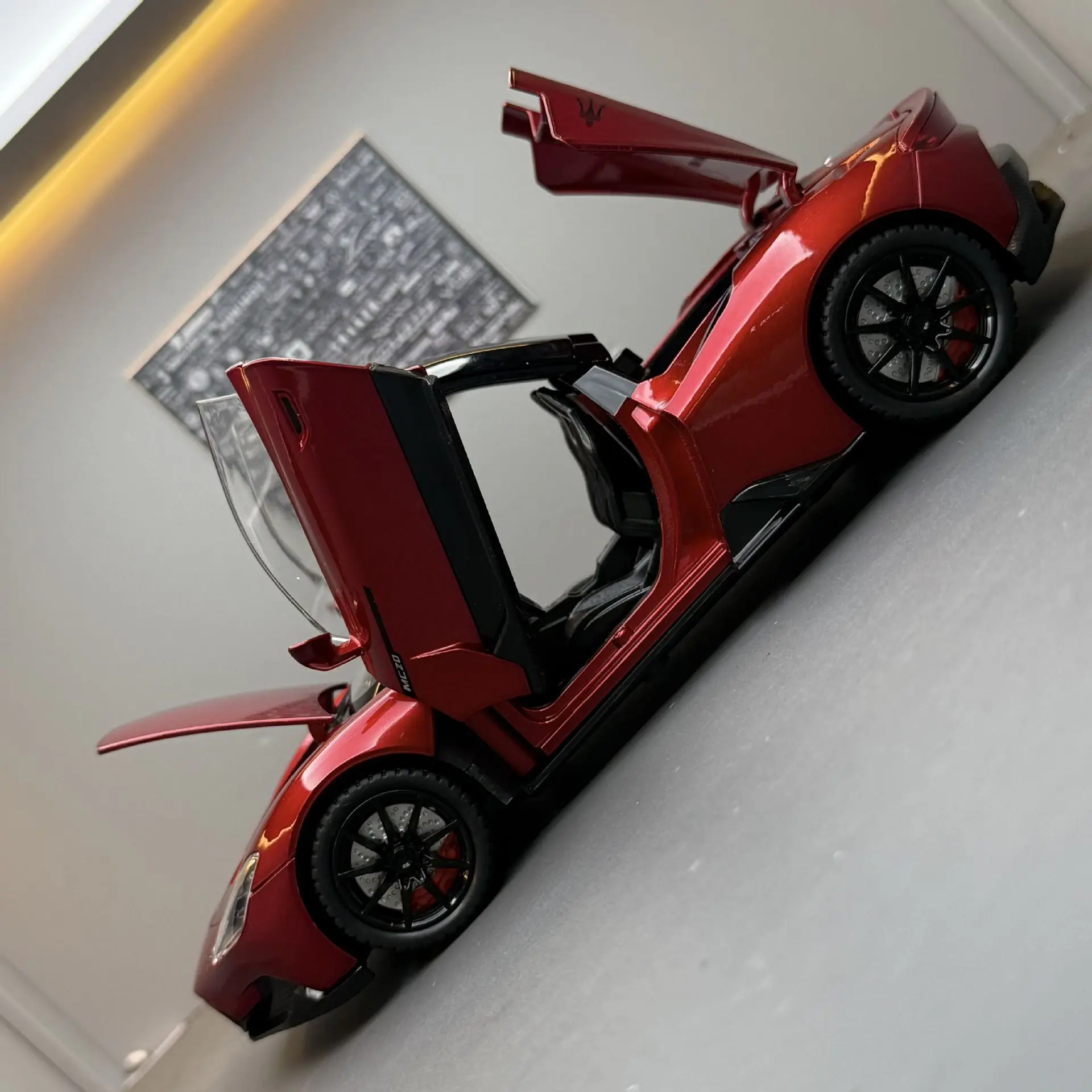 1:24 Maserati MC20 Sportwagen Legierung Diecast Car Modell Sound und Licht Zurückziehen Kinderspielzeug Sammlerstücke Geburtstagsgeschenk