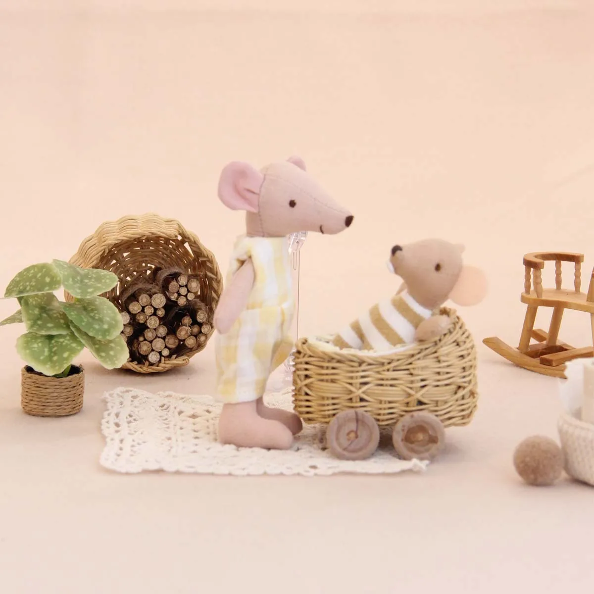 

Handmade Miniature Simulation Furniture 1:12 Scale Rattan Cradle with Little Bear, Suitable for Dollhouse Home Decor