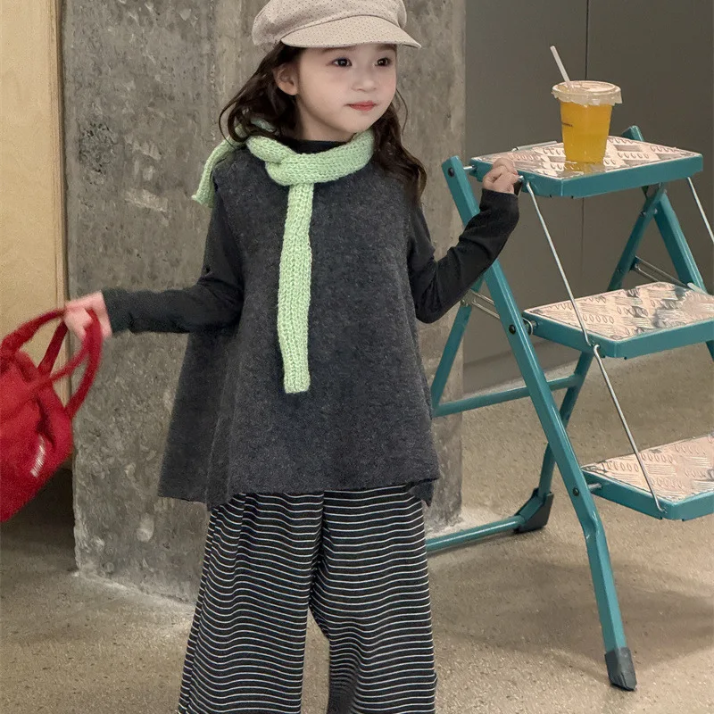 

Костюм для девочек, осень 2023, новая детская одежда, корейский стиль, рубашка для маленьких девочек, сарафан, полосатые штаны, три комплекта, повседневная одежда