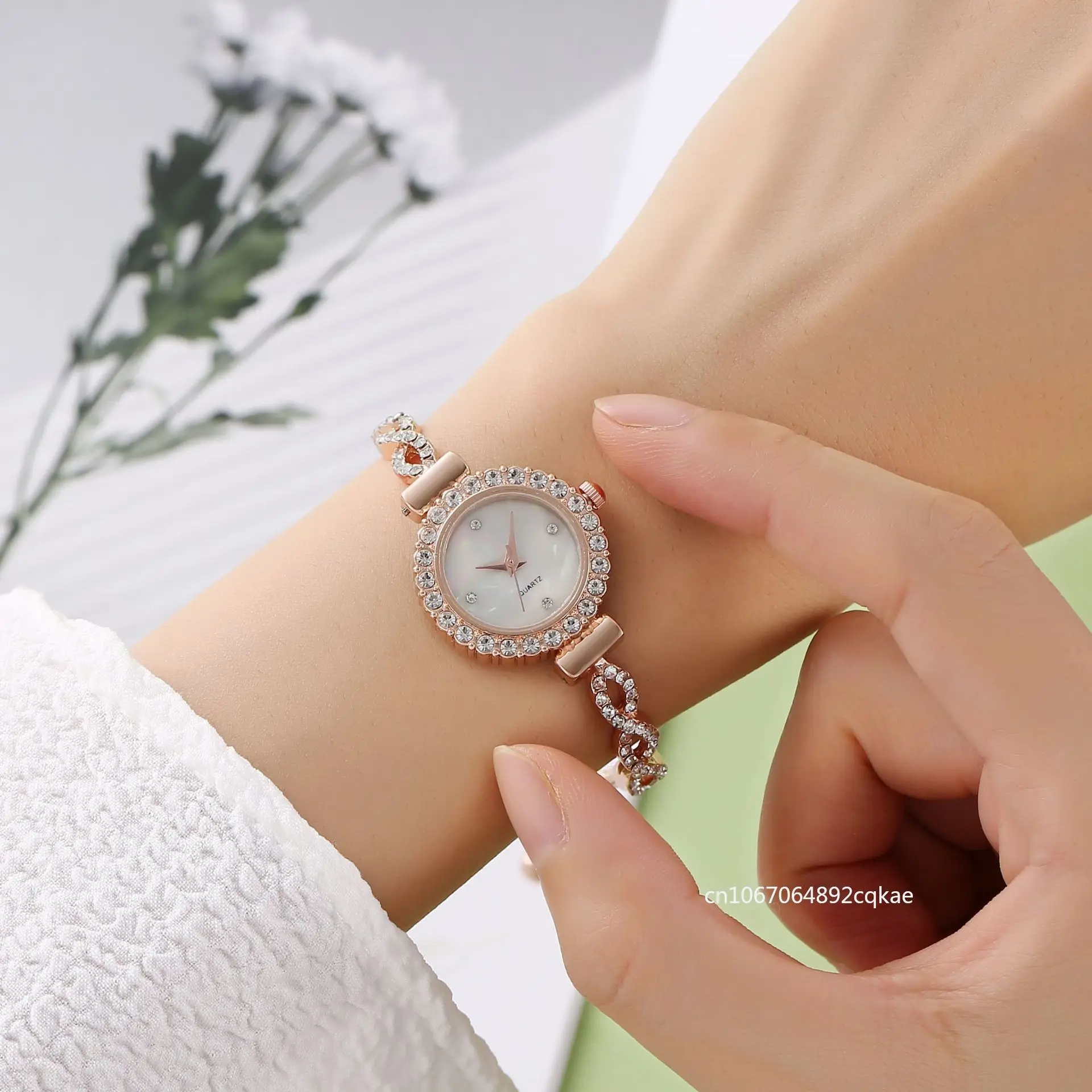 Women Bracelet Watch Mujer Golden Relojes Small Dial Quartz Leisure Popular Wristwatch Hour Female Ladies Elegant Relogio Clock