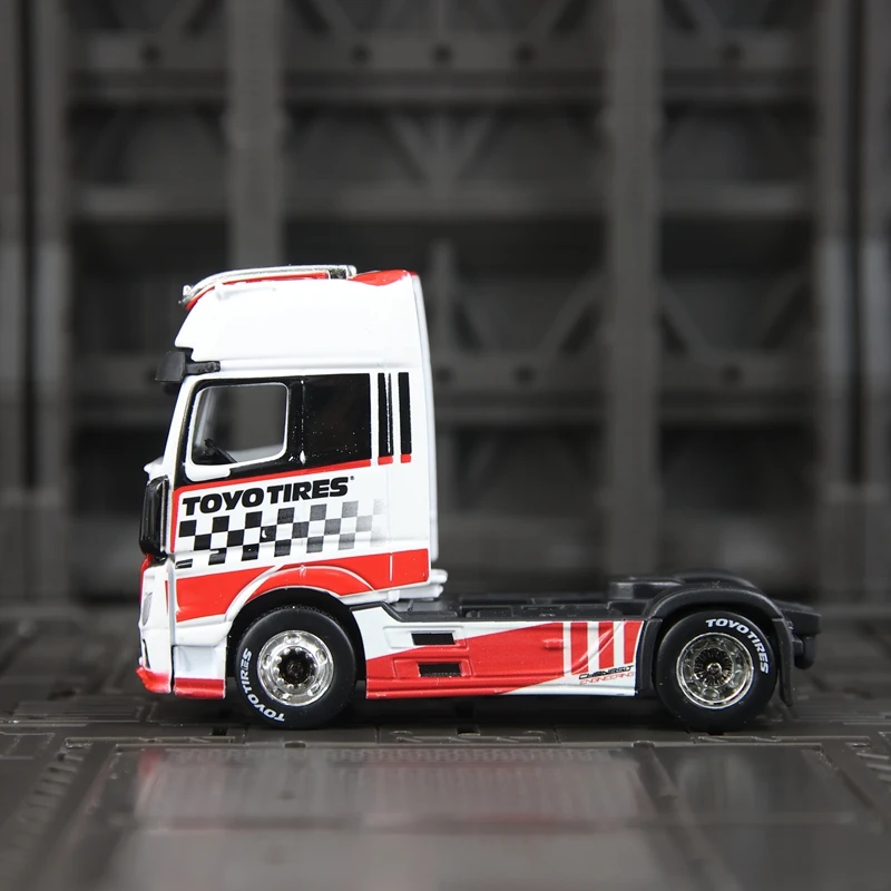 

Maisto 1:64 Simulated Mercedes Benz heavy-duty truck Actros alloy car model desktop ornament rich details, fine workmanship