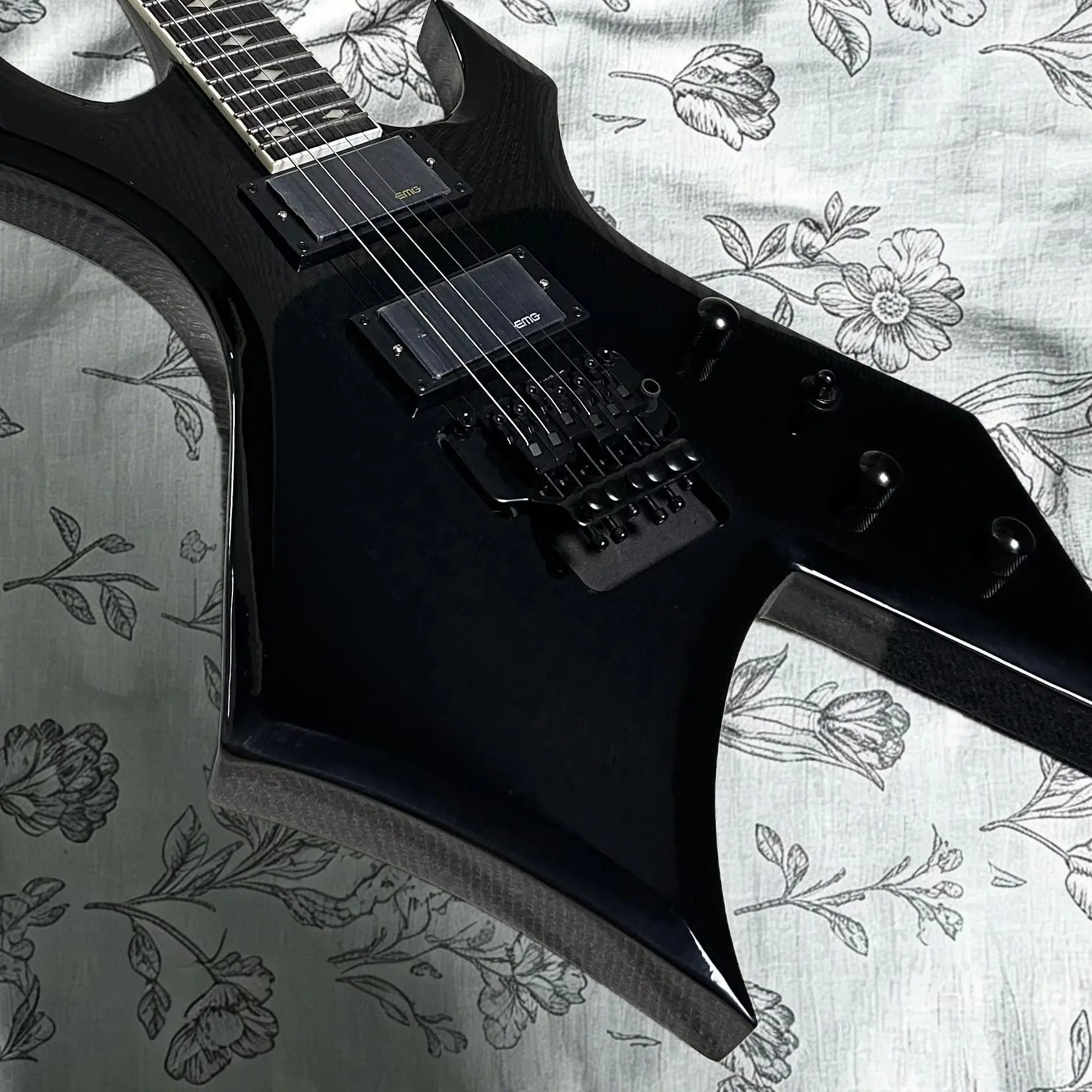 Black Electric Guitar Rosewood Fretboard Mahogany Body Floyd Rose Vibrato Bridge Lock String Nut