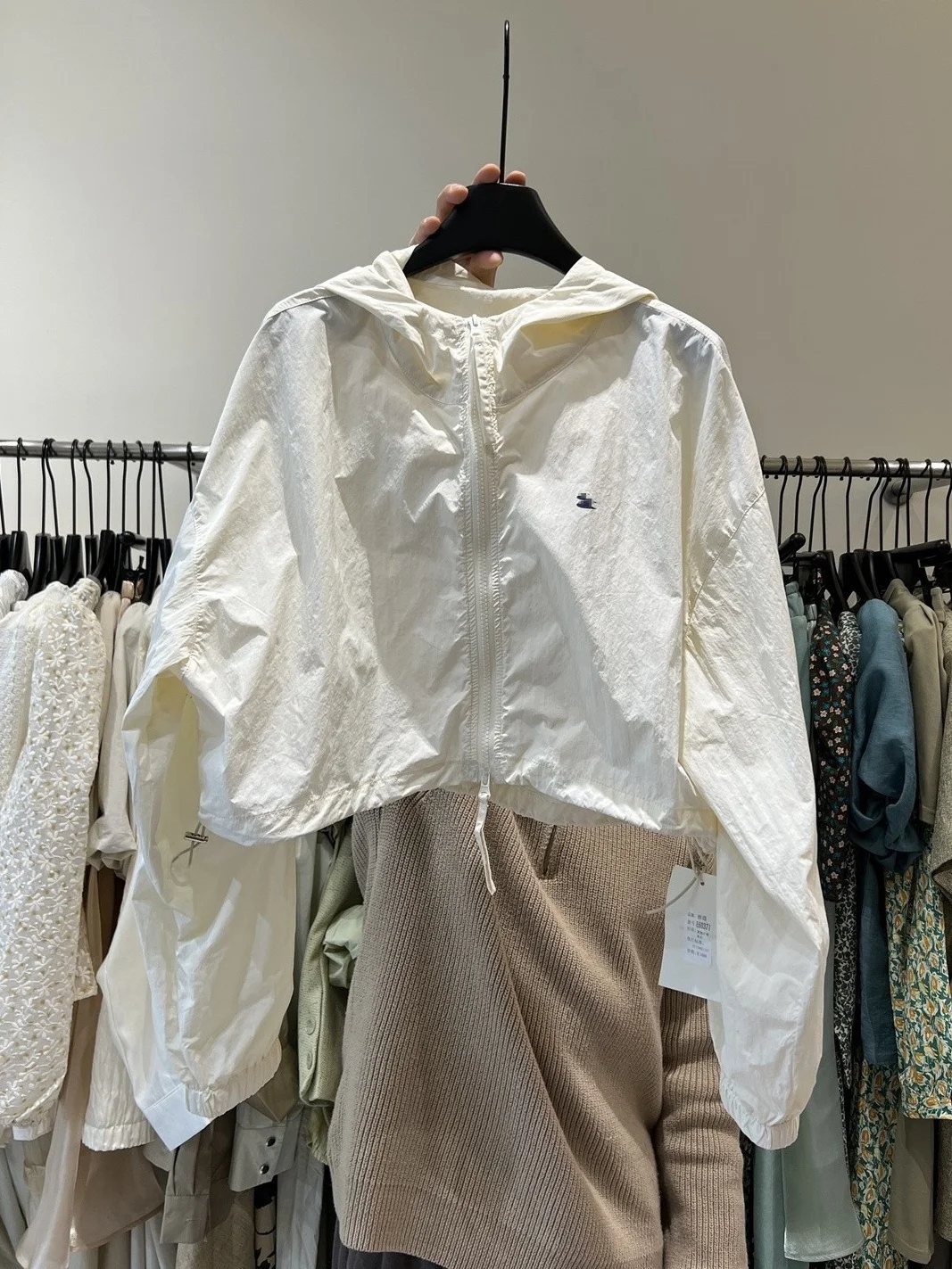 

Женская тонкая летняя куртка с капюшоном для защиты от солнца, свободного кроя, универсальная, из полиэфирного волокна, с длинными рукавами, на молнии, однотонная, лето 2025