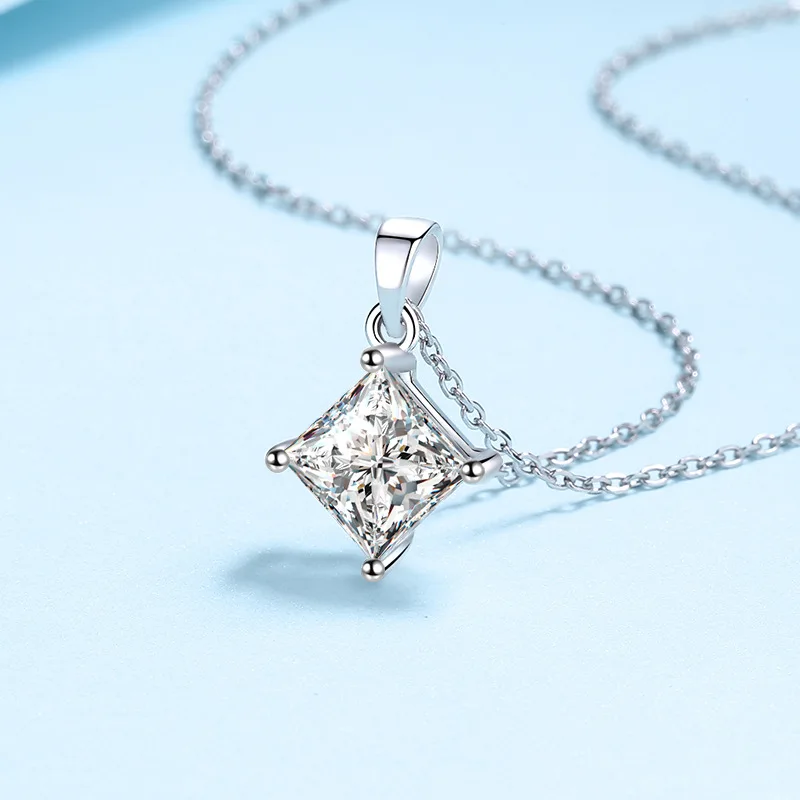 Fényűzés Zárfedő PT950 popluar 1/2CT certified moissanite Nyakdísz Nők szögletes Gyémánt Medál esküvői ékszer Végignéz gatherings