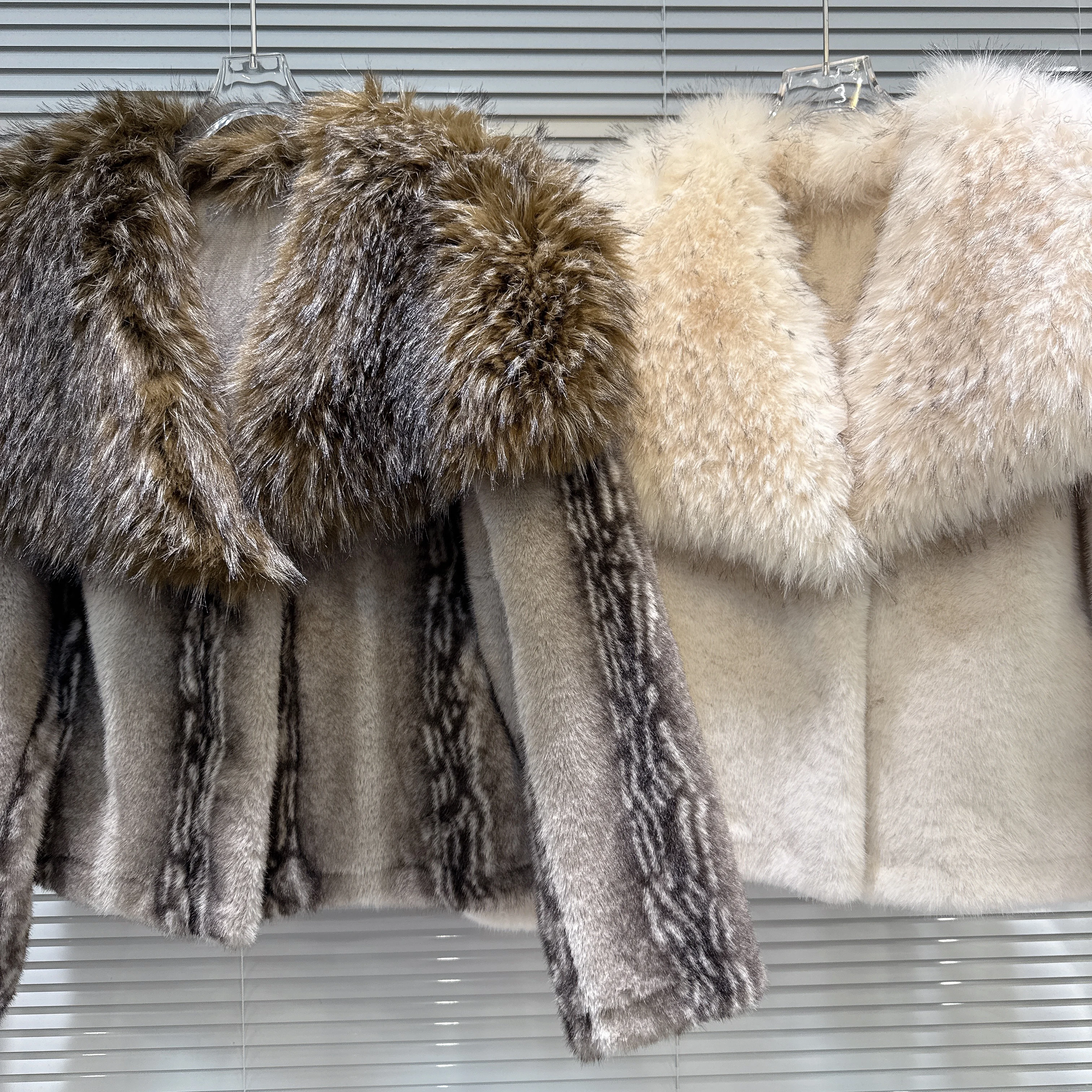 Giacca da donna in pelliccia sintetica francese elegante da socialite con collo in pelliccia a maniche lunghe monopetto dritto alla moda versatile per l'inverno