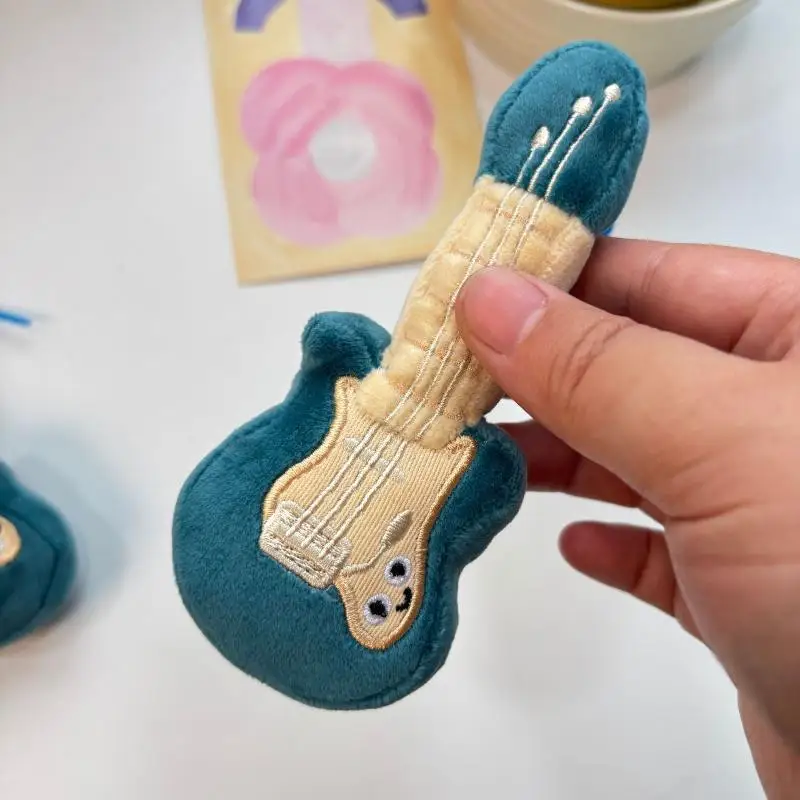 Creatieve pluche gitaar sleutelhanger hanger schattig gesimuleerd muziekinstrument speelgoed sleutelhanger rugzak decoratie accessoires geschenken