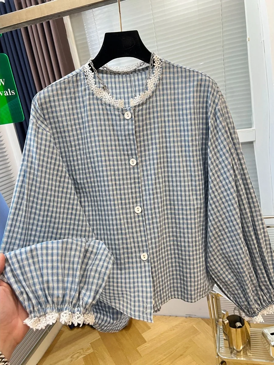 

Синяя клетчатая блузка с рукавами-фонариками, весна 2026, новая женская модель с кружевной отделкой, свободный крой, длинный рукав, воротник-стойка, защита от УФ-излучения