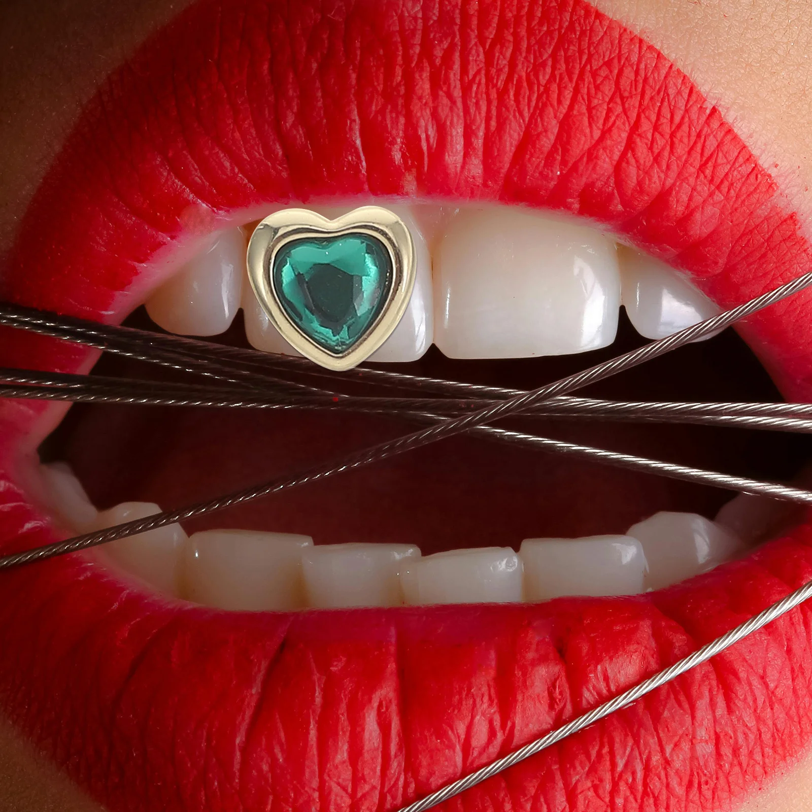 

2Pcs Hip Hop Teeth Grills Red Green Heart Acrylic Rhinestone Fake Jewelry Rapper Costume Single Tooth Jewelry Party Accessories