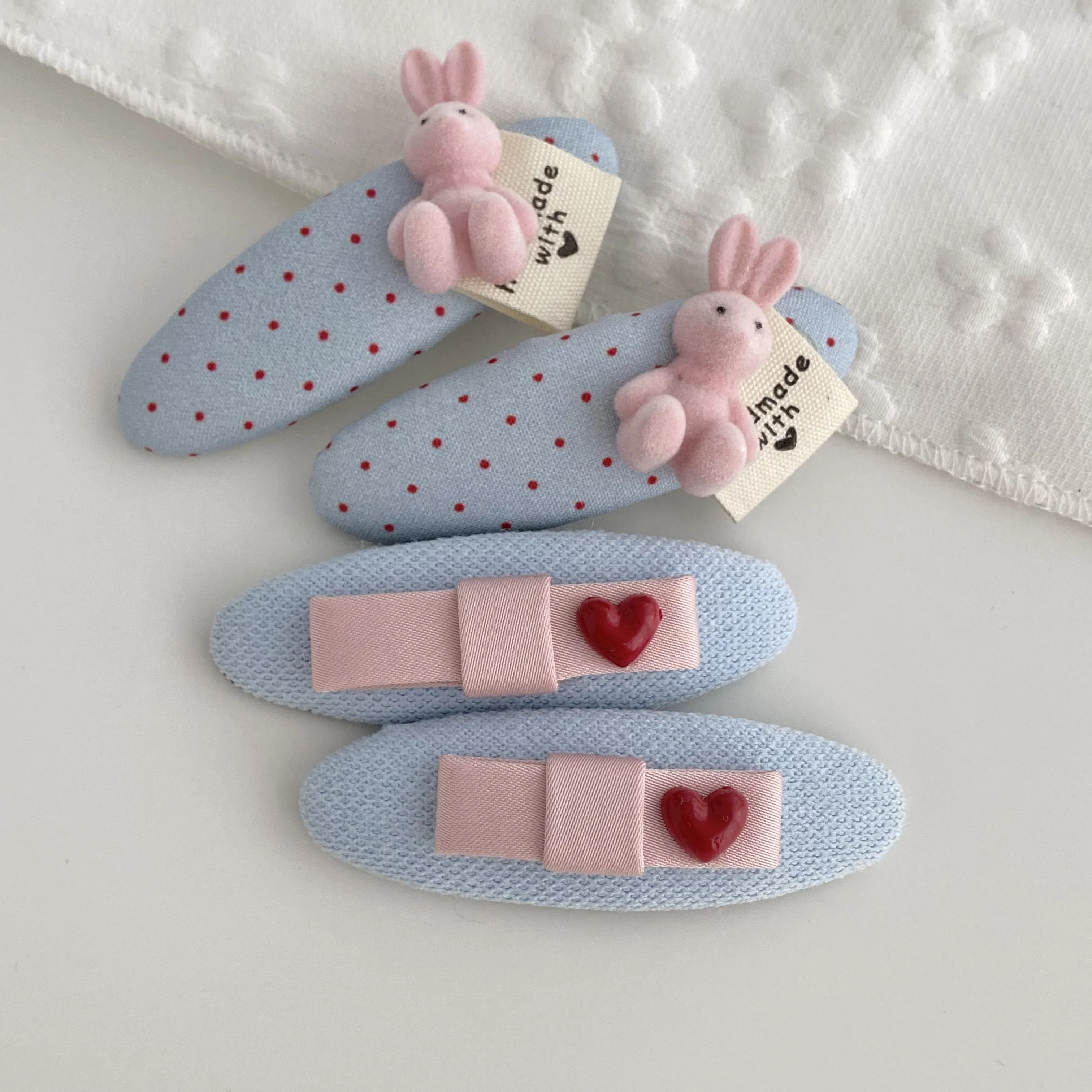 2er-Set niedliche blaue Stoff-Haarspangen mit rosa Hasen- und Herz-Dekor, süße gepunktete Entenschnabel-Clips für Mädchen, hübsch für den Alltag – Detail 1