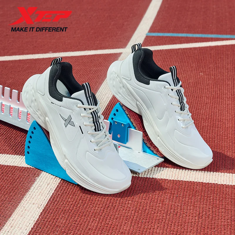 รองเท้าวิ่ง Xtep สำหรับผู้ชาย ดูดซับเหงื่อ ระบายอากาศได้ดี เหมาะสำหรับวิ่งจ๊อกกิ้ง พื้นรองเท้านุ่ม ยืดหยุ่น สวมใส่สบาย รองเท้าผ้าใบแบบมี Air Cushion รุ่น 877319110023