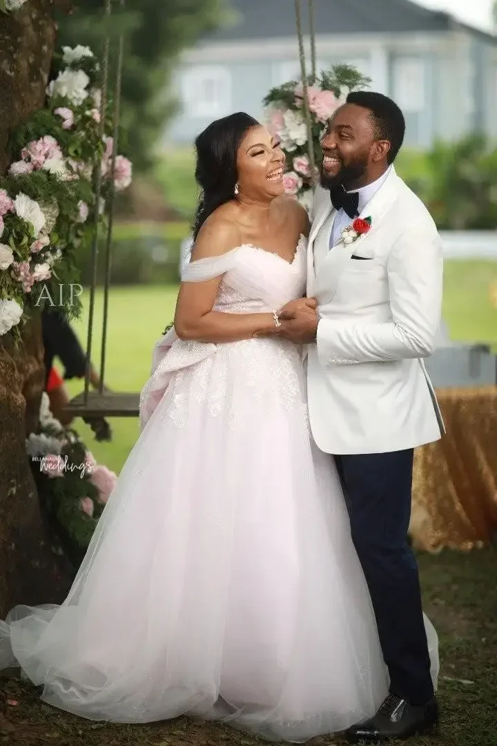 Maßgeschneiderte Schatz-Spitze-Applikationen A-Linie Brautkleid Sweep Zug aus der Schulter Garten Vestido De Noiva Brautkleider