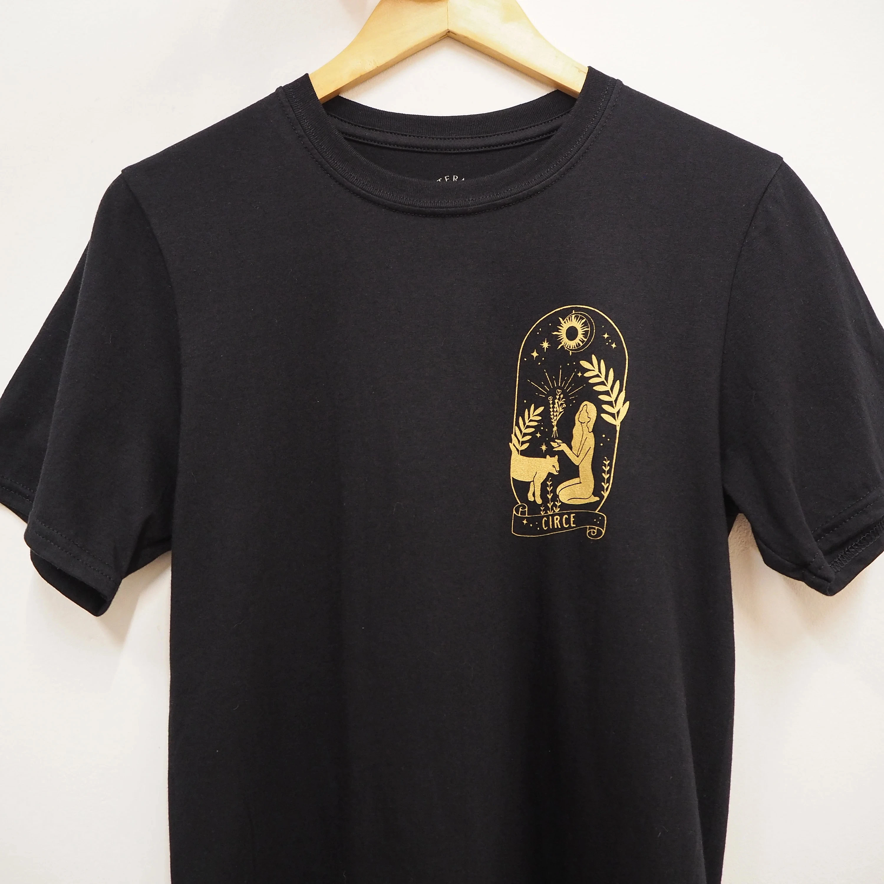 تي شيرت Circe الأكثر مبيعًا - تي شيرت الأساطير اليونانية - اليونان القديمة - عاشق الكتاب - تي شيرت أسود - هدية الأدب - تي شيرت الساحرة #2