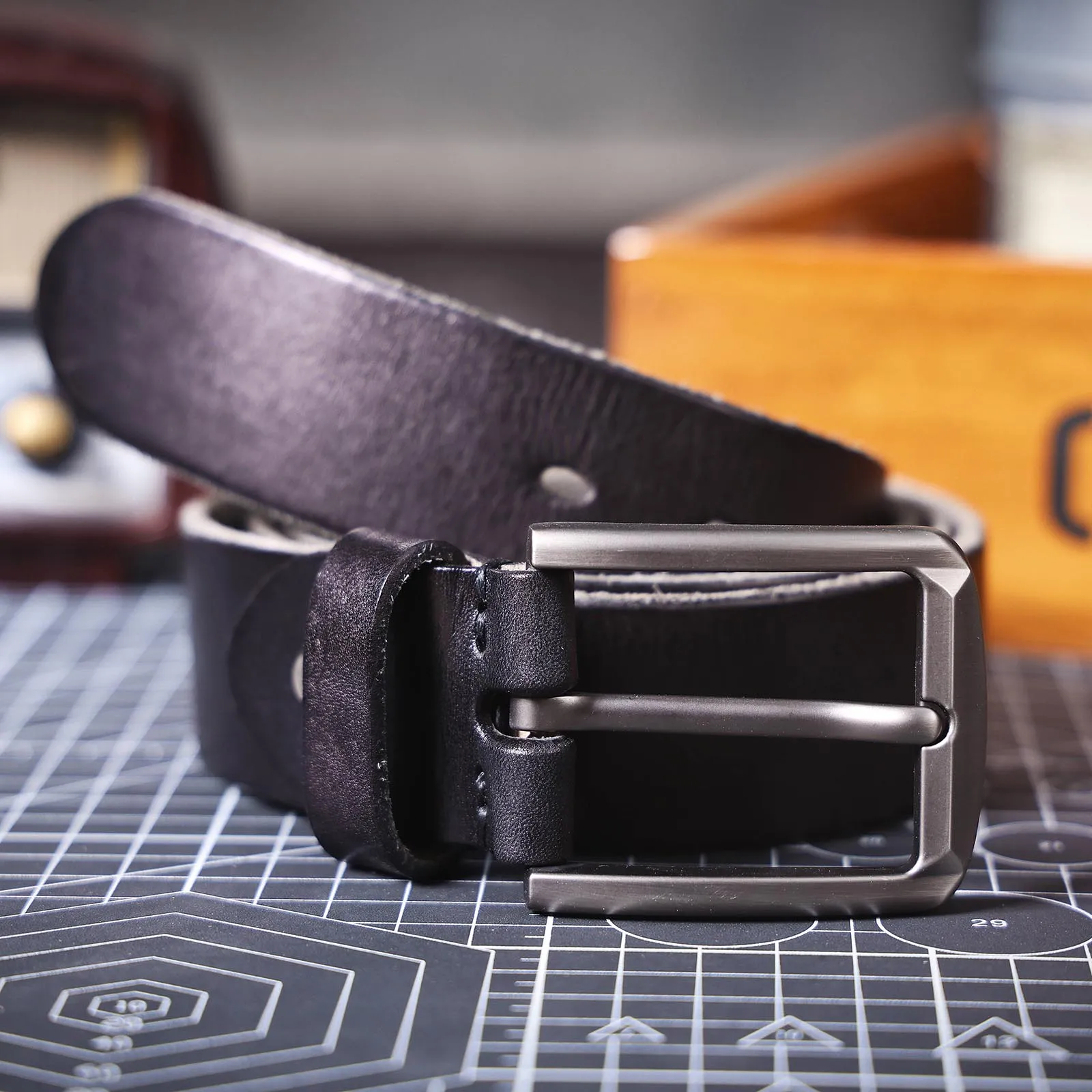S.WORKER Klassischer Herrengürtel aus echtem Leder mit Dornschließe aus Legierung, Oberschicht aus Rindsleder, Retro-Freizeitgürtel für Jeans mit Geschenkbox – Detail 22