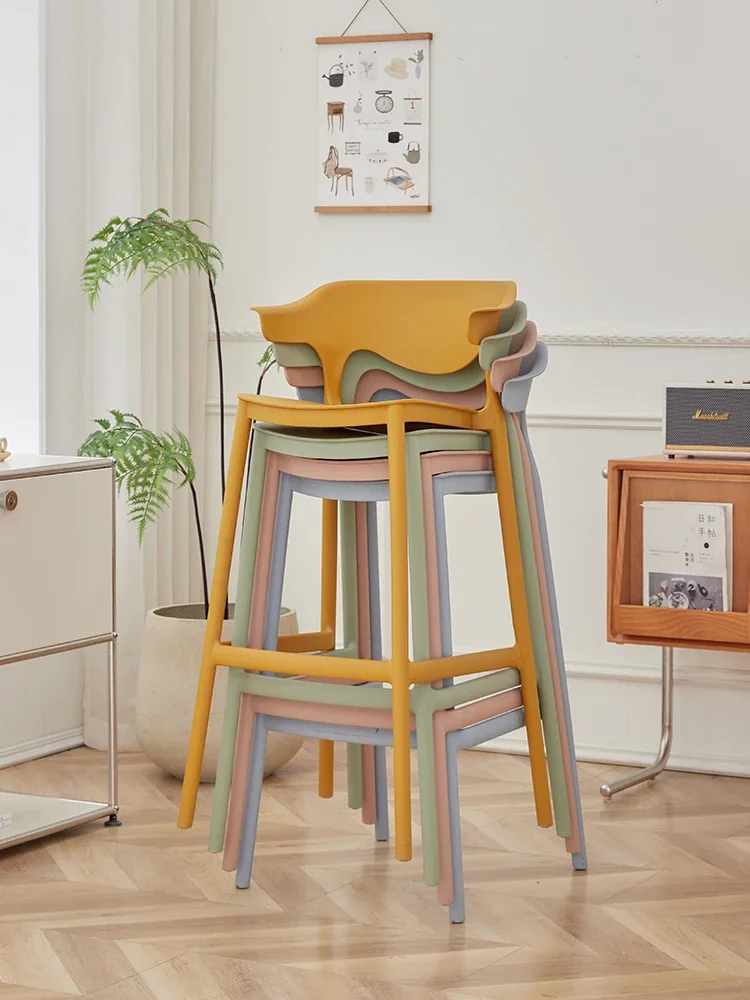 Sedia da bar semplice nordica Sedia da bar moderna e minimalista con schienale in plastica, sgabello alto creativo di design impilabile per la casa