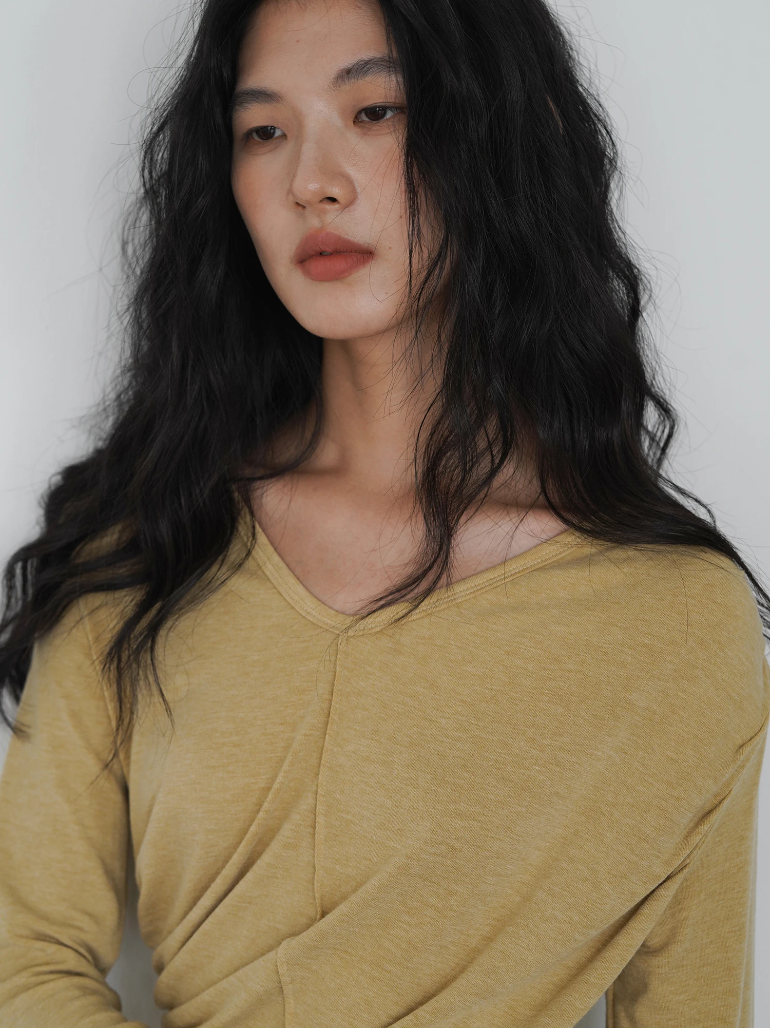 EIGHTHMONTH イエロー ガーゼ Vネック ロングスリーブ レディース トップス 韓国風 スプリングデザイン スリムフィット ピュアデザイア ファッション Tシャツ