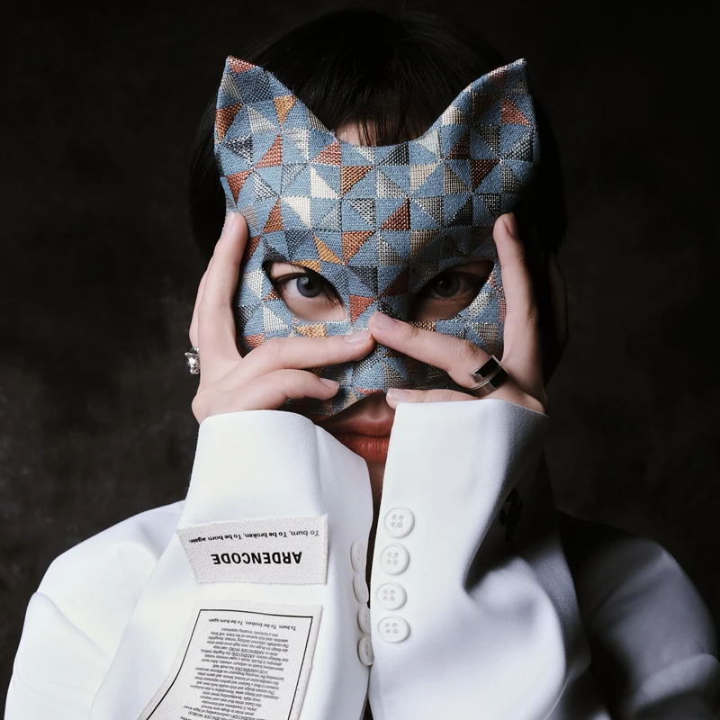 قناع CosplayMask للنساء البالغات مصنوع من مادة بلاستيكية إبداعية نصف وجه ريترو بسيط ومضحك مناسب لأداء حفلات عيد الميلاد والهالوين
