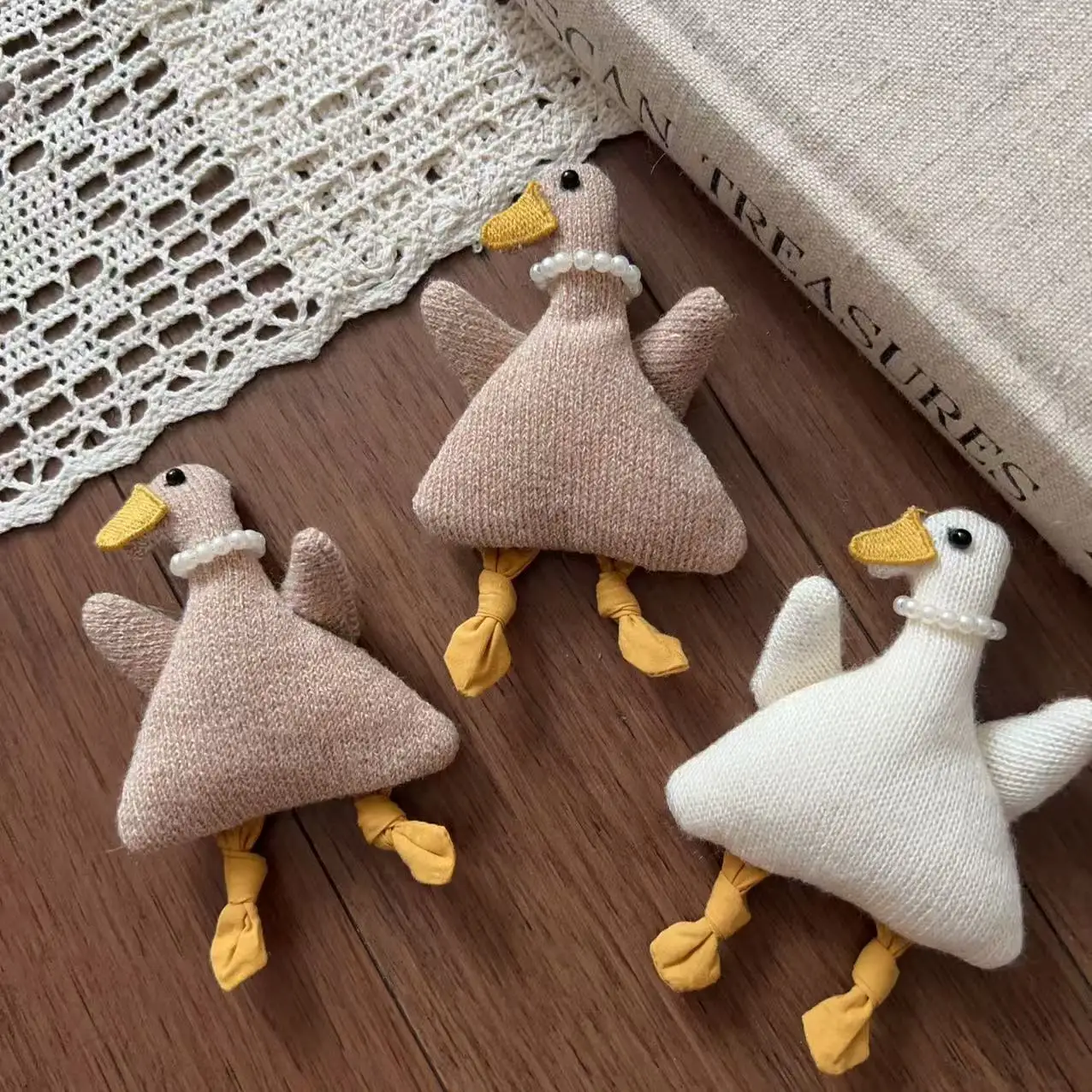 High Quality Soft Knitted Fabric Duck Pearl Necklace Hair Accessory Brooch Pin for Shoes Hat Bag Clothing Embellishment