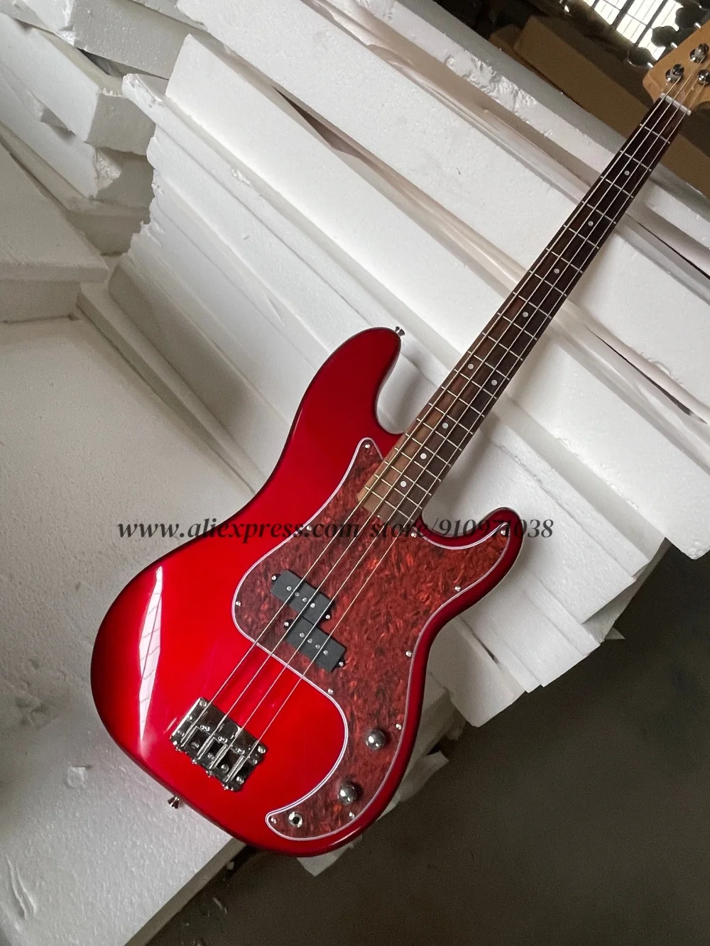 Guitarra roja de 4 cuerdas de metal, puente fijo, cuerpo de madera maciza, mástil de arce, 20 trastes, guardapalmas de caparazón de tortuga rojo.
