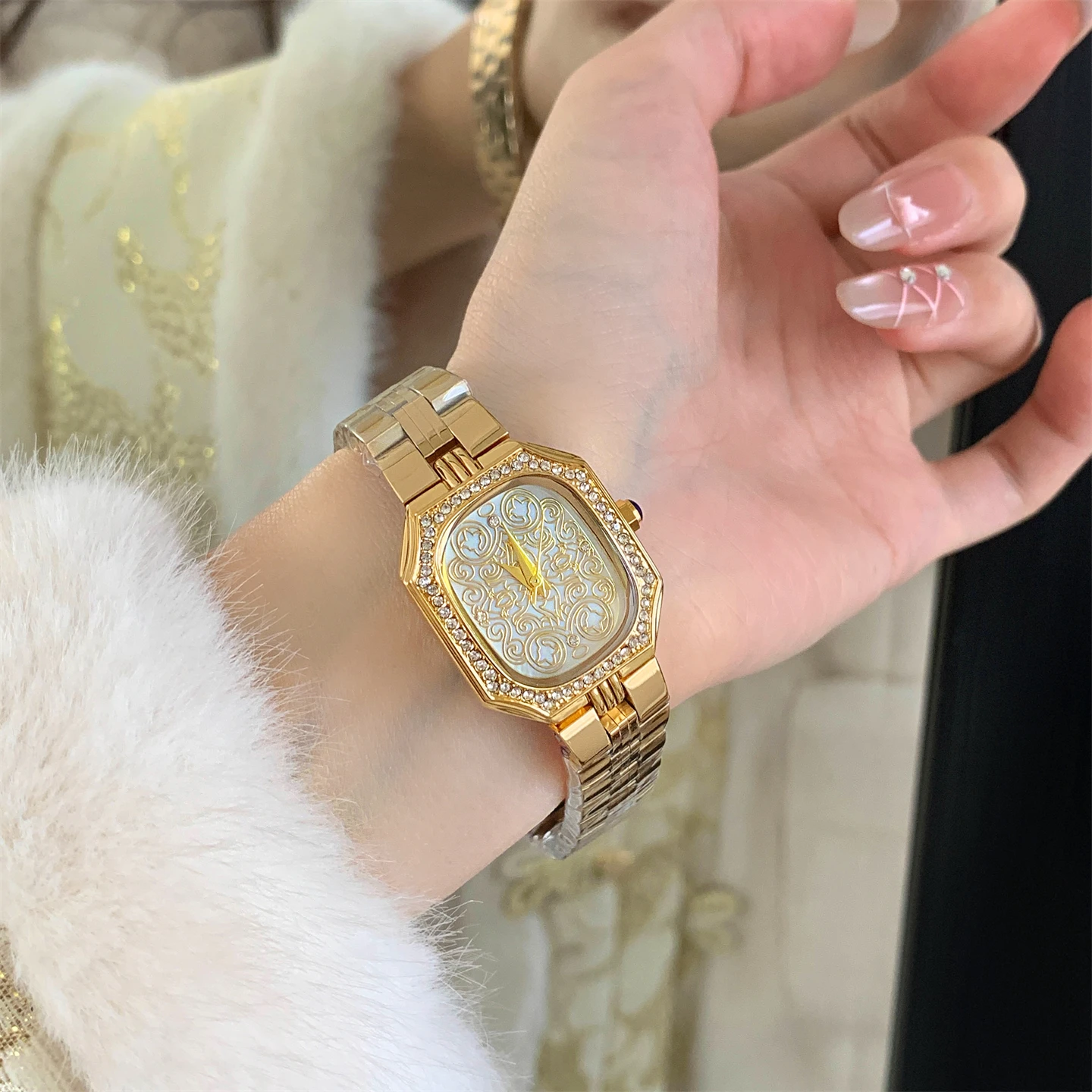 

French art pattern palace style watch for women, Ins niche, light luxury design, no concept, vintage quartz watch